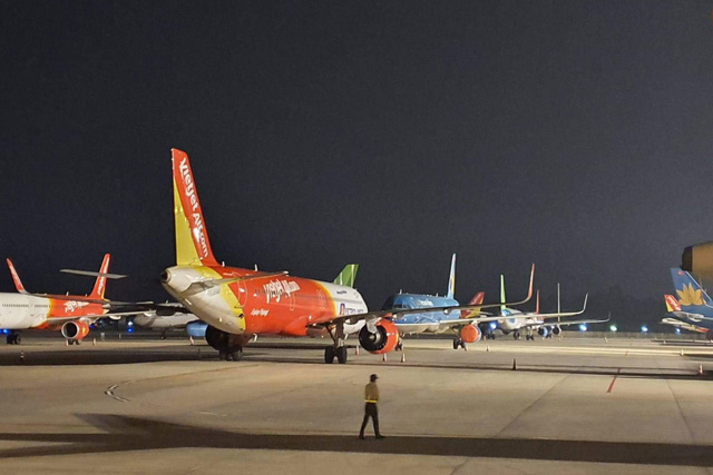 Chuyến bay nội địa, xe khách, tàu hỏa hoạt động ra sao sau khi dừng cách ly xã hội? - Ảnh 2. Chuyến bay nội địa, xe khách, tàu hỏa hoạt động ra sao sau khi dừng cách ly xã hội? - Ảnh 2.