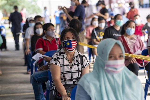 - Ảnh 3. Các địa phương của Malaysia đã mở cửa trở lại từ ngày 11/10. Những người đã tiêm chủng đầy đủ vaccine ngừa COVID-19 sẽ được đi lại tự do trên khắp Malaysia tùy theo nhu cầu cá nhân