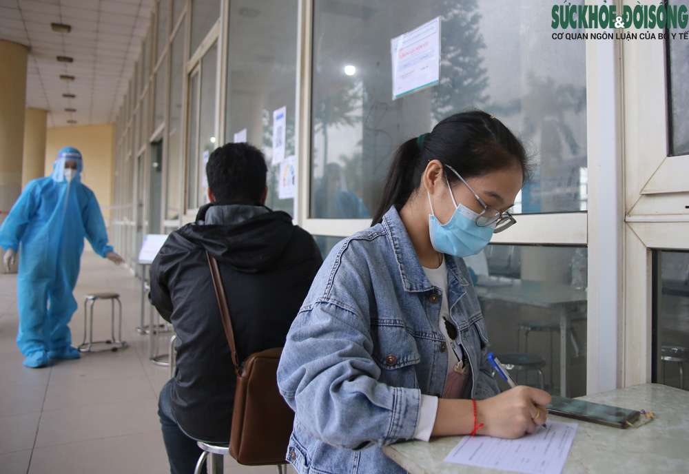 Loạt bến xe tại Hà Nội dựng điểm test nhanh phục vụ hành khách về quê - Ảnh 4. Loạt bến xe tại Hà Nội dựng điểm test nhanh phục vụ hành khách về quê - Ảnh 4.