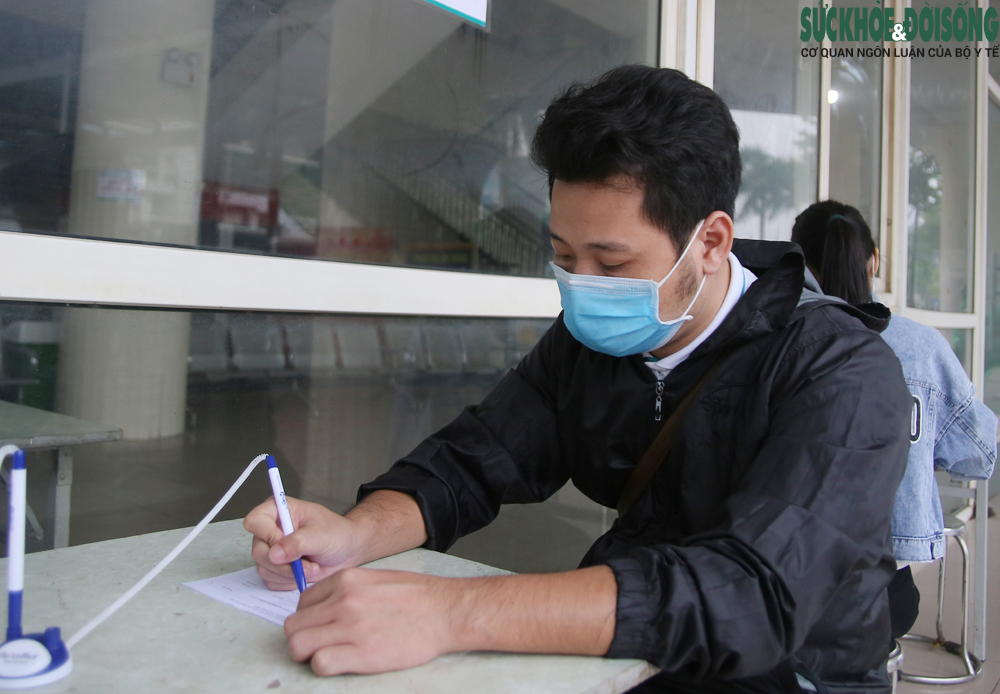 Loạt bến xe tại Hà Nội dựng điểm test nhanh phục vụ hành khách về quê - Ảnh 6. Loạt bến xe tại Hà Nội dựng điểm test nhanh phục vụ hành khách về quê - Ảnh 6.