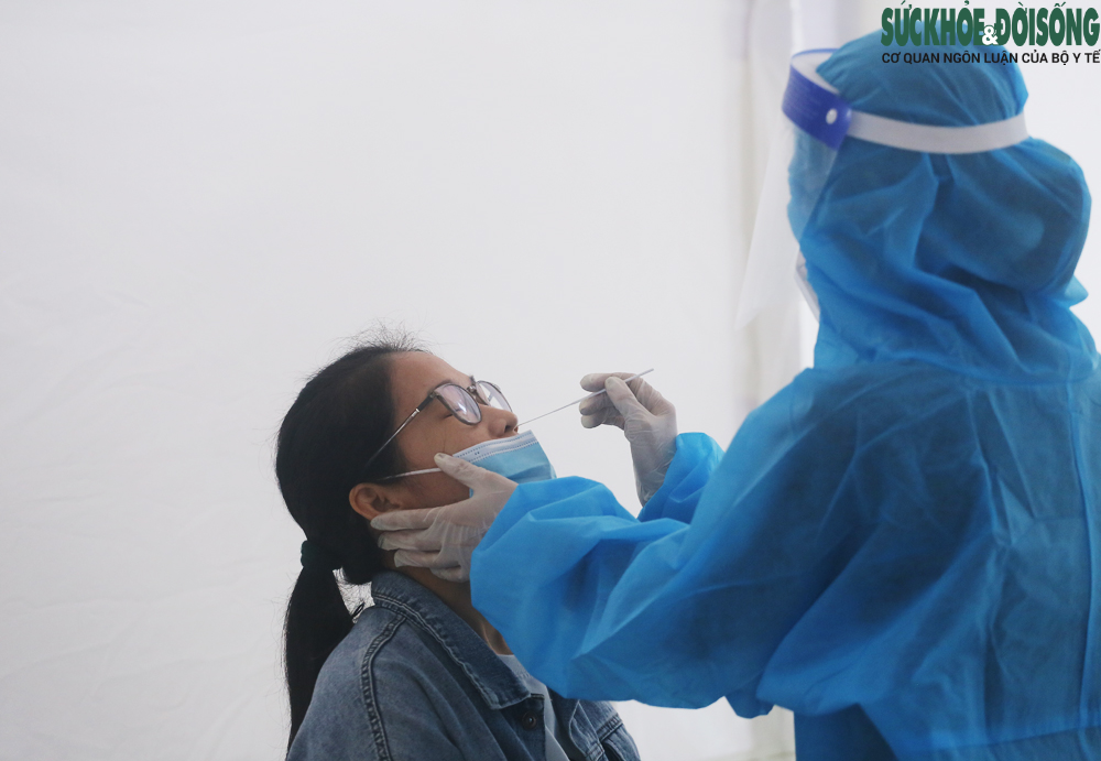 Loạt bến xe tại Hà Nội dựng điểm test nhanh phục vụ hành khách về quê - Ảnh 8. Loạt bến xe tại Hà Nội dựng điểm test nhanh phục vụ hành khách về quê - Ảnh 8.
