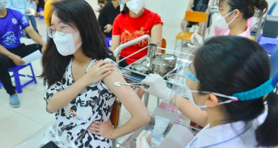 Hơn 14 triệu người tiêm đủ 2 mũi vaccine COVID-19, xây dựng kế hoạch tiêm cho trẻ em 12-17 tuổi - Ảnh 1. Hơn 14 triệu người tiêm đủ 2 mũi vaccine COVID-19, xây dựng kế hoạch tiêm cho trẻ em 12-17 tuổi - Ảnh 1.