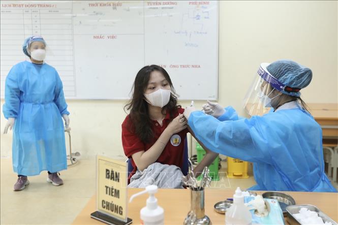 Học sinh Hà Nội đến tiêm vaccine được làm thủ tục cấp Căn cước công dân gắn chíp - Ảnh 1.