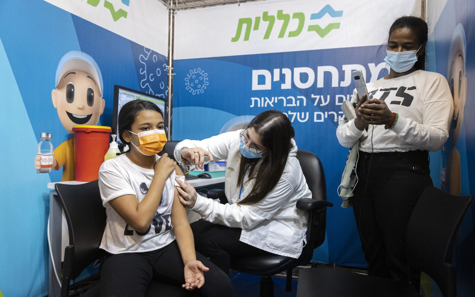 Israel tính tiêm mũi vaccine thứ 4 do lo ngại làn sóng COVID-19 mới - Ảnh 1. Israel tính tiêm mũi vaccine thứ 4 do lo ngại làn sóng COVID-19 mới - Ảnh 1.