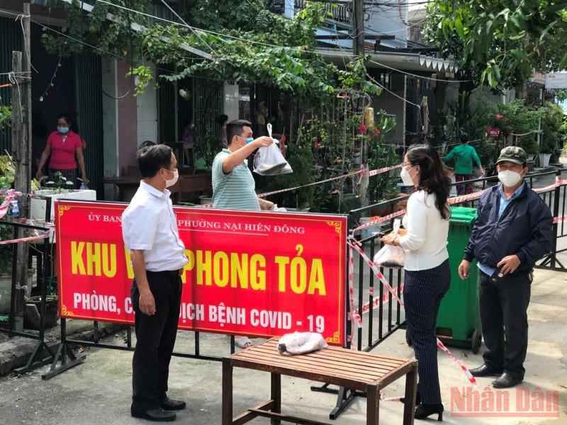 Đà Nẵng liên tiếp ghi nhận hàng chục ca nhiễm Covid-19 trong cộng đồng - Ảnh 1. Đà Nẵng liên tiếp ghi nhận hàng chục ca nhiễm Covid-19 trong cộng đồng - Ảnh 1.