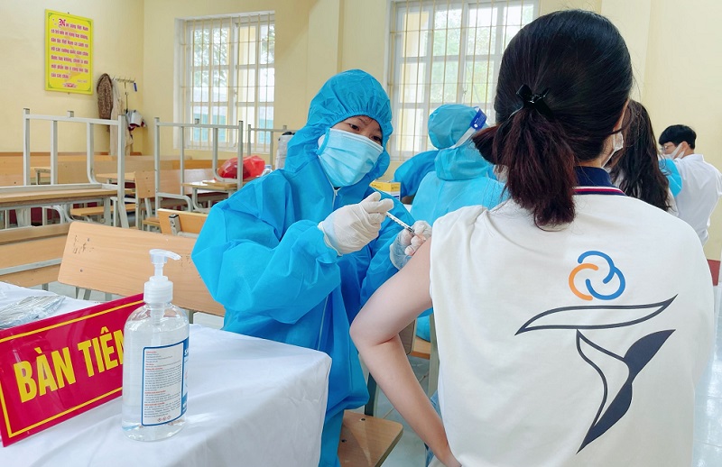 Phú Thọ tiêm vaccine cho học sinh THPT và THCS - Ảnh 1. Phú Thọ tiêm vaccine cho học sinh THPT và THCS - Ảnh 1.