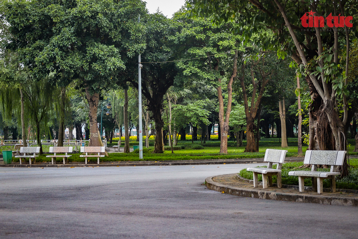 Hà Nội: Phong tỏa công viên Cầu Giấy do có 4 F0 đến chơi - Ảnh 3. Hà Nội: Phong tỏa công viên Cầu Giấy do có 4 F0 đến chơi - Ảnh 3.