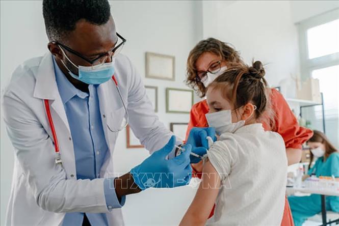 Tiêm phòng COVID-19 cho trẻ em có thể giúp ngăn chặn nguy cơ virus đột biến - Ảnh 1. Tiêm phòng COVID-19 cho trẻ em có thể giúp ngăn chặn nguy cơ virus đột biến - Ảnh 1.