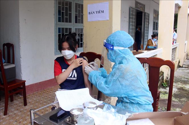 Ninh Thuận tiêm vaccine phòng COVID-19 cho hơn 62.000 trẻ từ 12 - 17 tuổi - Ảnh 1. Ninh Thuận tiêm vaccine phòng COVID-19 cho hơn 62.000 trẻ từ 12 - 17 tuổi - Ảnh 1.