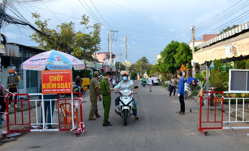 Thành phố Phan Thiết yêu cầu người dân không ra khỏi nhà trong khung giờ quy định - Ảnh 1.
