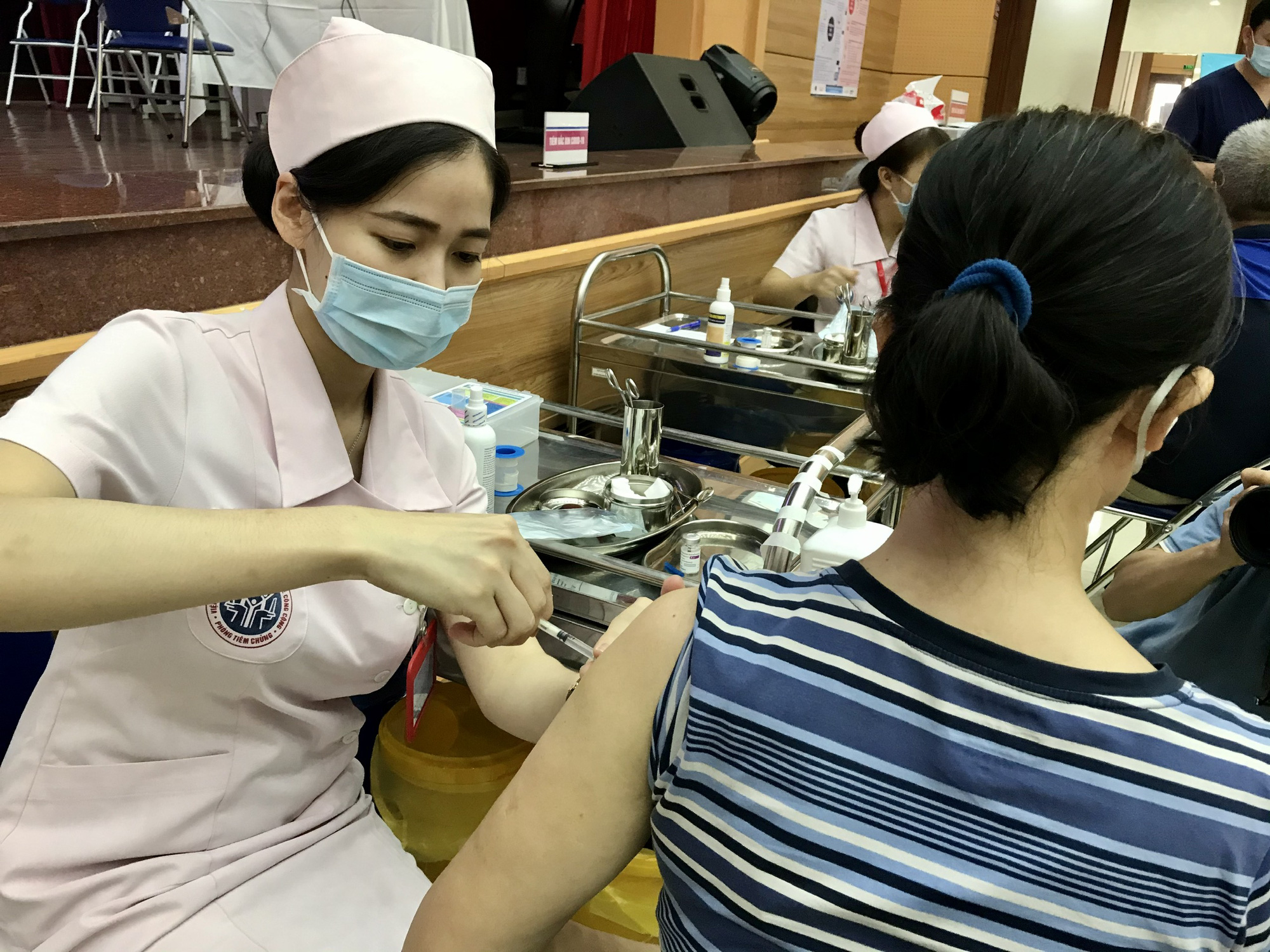 Chiều 8/11: Trên 83% người từ 18 tuổi đã tiêm ít nhất 1 liều vaccine phòng COVID-19; có 4 điều kiện về y tế với khách nước ngoài đến Việt Nam  - Ảnh 1.