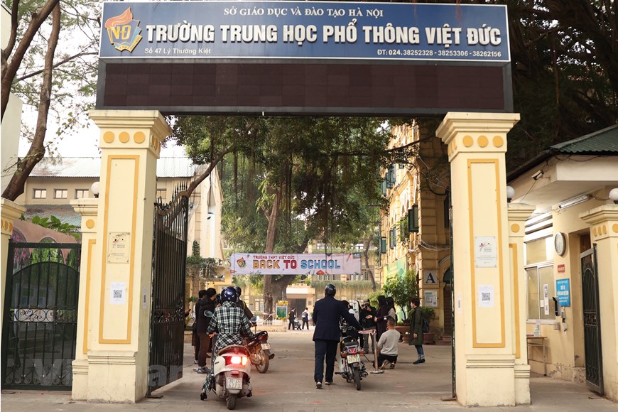 Học sinh khối 12 của Hà Nội đi học trở lại sau thời gian dài nghỉ dịch - Ảnh 1. Học sinh khối 12 của Hà Nội đi học trở lại sau thời gian dài nghỉ dịch - Ảnh 1.