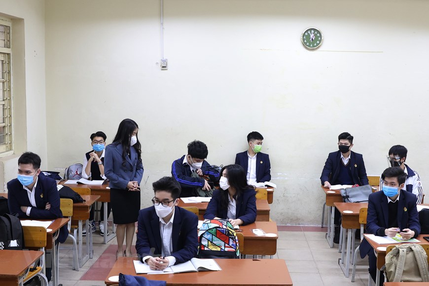 Học sinh khối 12 của Hà Nội đi học trở lại sau thời gian dài nghỉ dịch - Ảnh 4. Học sinh khối 12 của Hà Nội đi học trở lại sau thời gian dài nghỉ dịch - Ảnh 4.
