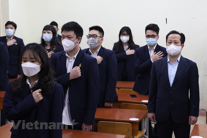 Học sinh khối 12 của Hà Nội đi học trở lại sau thời gian dài nghỉ dịch - Ảnh 5. Học sinh khối 12 của Hà Nội đi học trở lại sau thời gian dài nghỉ dịch - Ảnh 5.
