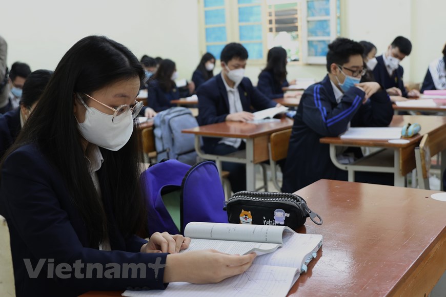 Học sinh khối 12 của Hà Nội đi học trở lại sau thời gian dài nghỉ dịch  - Ảnh 6.