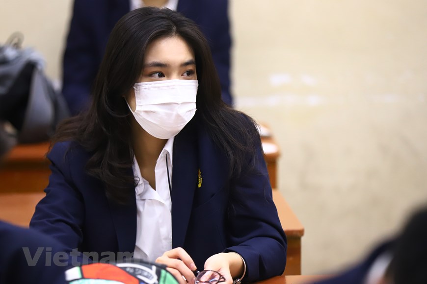 Học sinh khối 12 của Hà Nội đi học trở lại sau thời gian dài nghỉ dịch - Ảnh 9. Học sinh khối 12 của Hà Nội đi học trở lại sau thời gian dài nghỉ dịch - Ảnh 9.