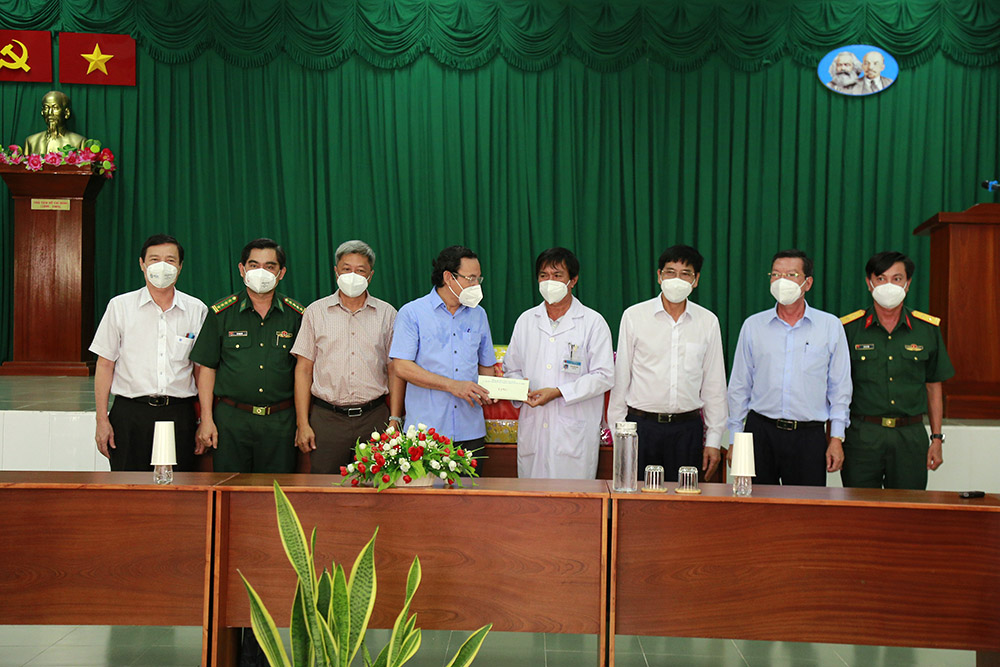 Thứ trưởng Bộ Y tế Nguyễn Trường Sơn: Cần xây dựng "ngân hàng máu" ngay tuyến huyện - Ảnh 3. Thứ trưởng Bộ Y tế Nguyễn Trường Sơn: Cần xây dựng "ngân hàng máu" ngay tuyến huyện - Ảnh 3.