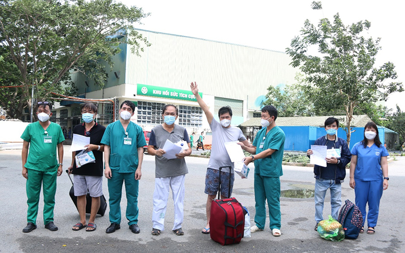 Thêm 8 bệnh nhân Covid-19 nặng được xuất viện - Ảnh 1. Thêm 8 bệnh nhân Covid-19 nặng được xuất viện - Ảnh 1.