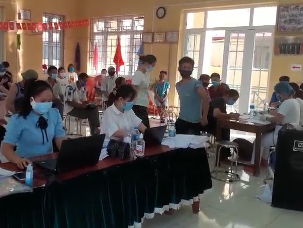 Điểm tiêm vắc xin tại nhà văn hoá xã Vân Tảo. Điểm tiêm vắc xin tại nhà văn hoá xã Vân Tảo.