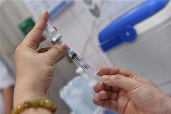 Tiêm đủ 2 mũi vaccine COVID-19 vẫn có nguy cơ chuyển nặng - Ảnh 2. Tiêm đủ 2 mũi vaccine COVID-19 vẫn có nguy cơ chuyển nặng - Ảnh 2.