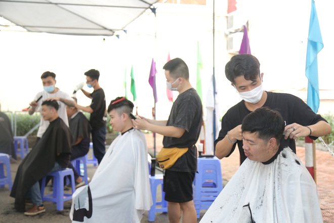 Sáng 15/9, hơn 100 "chiến sĩ" áo trắng Việt Đức vào TP HCM "đảo quân" cho Trung tâm hồi sức tích cực COVID-19 - Ảnh 4. Sáng 15/9, hơn 100 "chiến sĩ" áo trắng Việt Đức vào TP HCM "đảo quân" cho Trung tâm hồi sức tích cực COVID-19 - Ảnh 4.