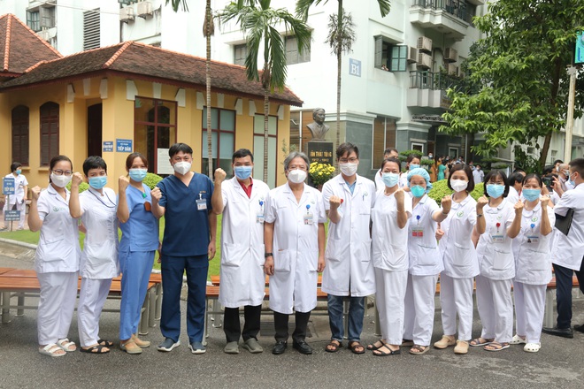 Sáng 15/9, hơn 100 "chiến sĩ" áo trắng Việt Đức vào TP HCM "đảo quân" cho Trung tâm hồi sức tích cực COVID-19 - Ảnh 2. Sáng 15/9, hơn 100 "chiến sĩ" áo trắng Việt Đức vào TP HCM "đảo quân" cho Trung tâm hồi sức tích cực COVID-19 - Ảnh 2.