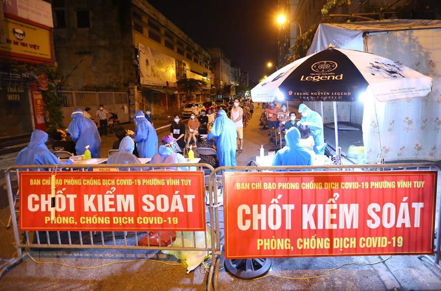 Hà Nội xuyên đêm lấy mẫu xét nghiệm COVID-19 cho người dân - Ảnh 1. Hà Nội xuyên đêm lấy mẫu xét nghiệm COVID-19 cho người dân - Ảnh 1.