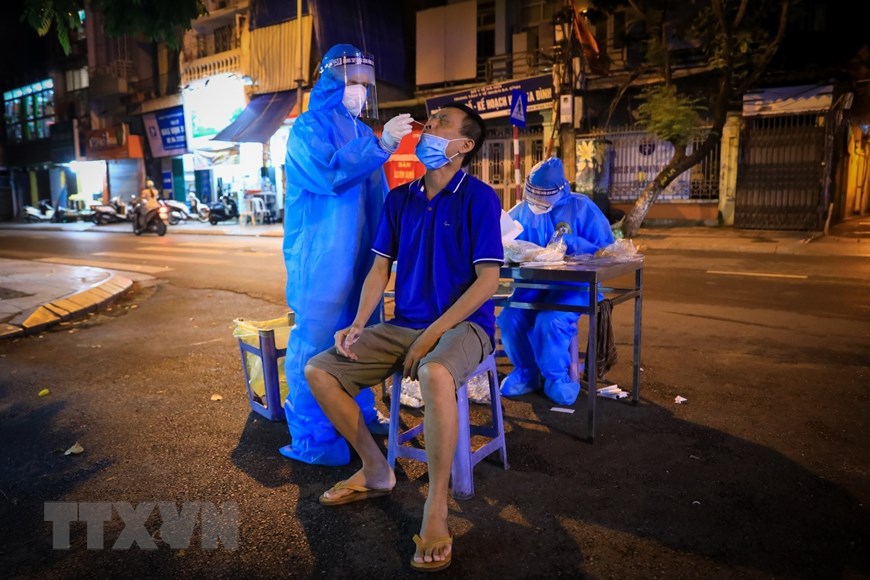 Hà Nội xuyên đêm lấy mẫu xét nghiệm COVID-19 cho người dân - Ảnh 2. Hà Nội xuyên đêm lấy mẫu xét nghiệm COVID-19 cho người dân - Ảnh 2.