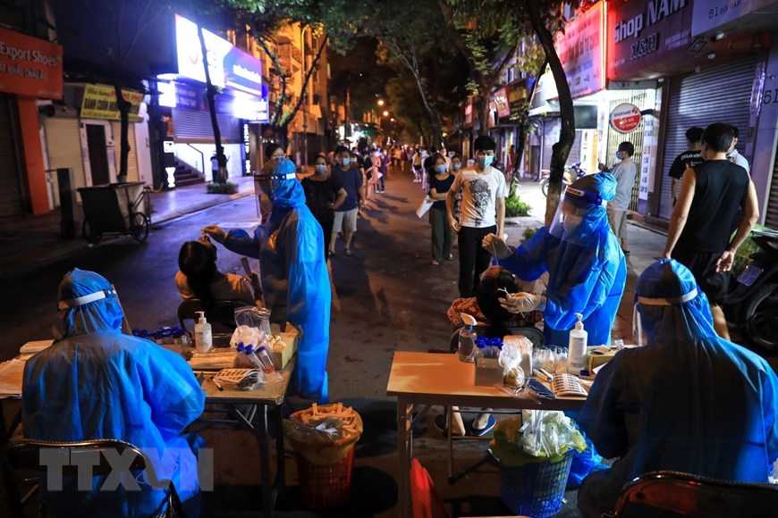 Hà Nội xuyên đêm lấy mẫu xét nghiệm COVID-19 cho người dân - Ảnh 19. Hà Nội xuyên đêm lấy mẫu xét nghiệm COVID-19 cho người dân - Ảnh 19.