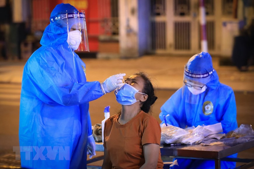 Hà Nội xuyên đêm lấy mẫu xét nghiệm COVID-19 cho người dân - Ảnh 20. Hà Nội xuyên đêm lấy mẫu xét nghiệm COVID-19 cho người dân - Ảnh 20.