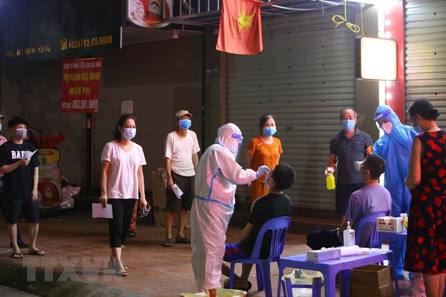 Hà Nội xuyên đêm lấy mẫu xét nghiệm COVID-19 cho người dân - Ảnh 3. Hà Nội xuyên đêm lấy mẫu xét nghiệm COVID-19 cho người dân - Ảnh 3.