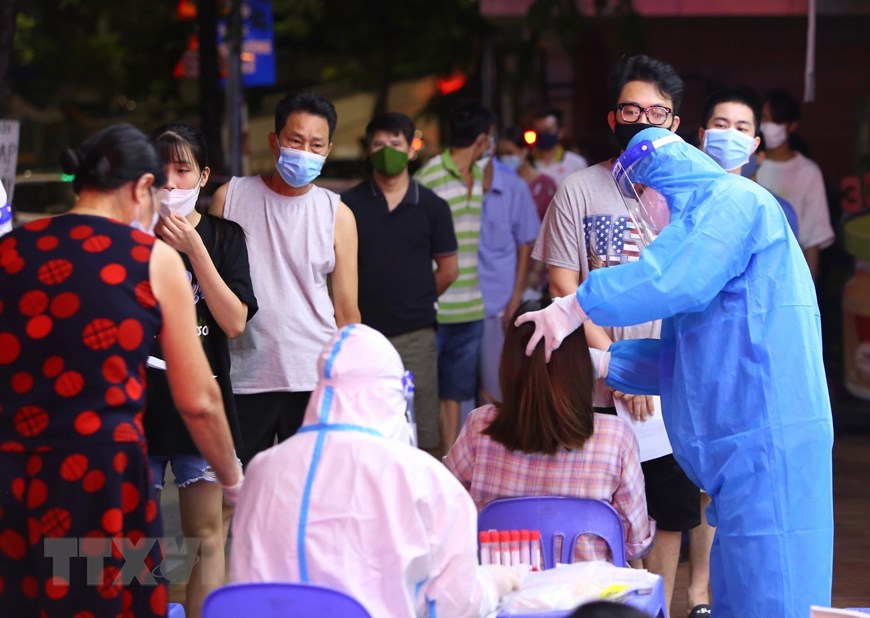 Hà Nội xuyên đêm lấy mẫu xét nghiệm COVID-19 cho người dân - Ảnh 5. Hà Nội xuyên đêm lấy mẫu xét nghiệm COVID-19 cho người dân - Ảnh 5.