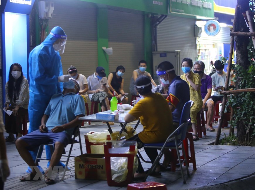 Hà Nội xuyên đêm lấy mẫu xét nghiệm COVID-19 cho người dân - Ảnh 7. Hà Nội xuyên đêm lấy mẫu xét nghiệm COVID-19 cho người dân - Ảnh 7.