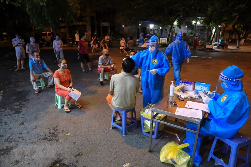 Hà Nội xuyên đêm lấy mẫu xét nghiệm COVID-19 cho người dân - Ảnh 10. Hà Nội xuyên đêm lấy mẫu xét nghiệm COVID-19 cho người dân - Ảnh 10.