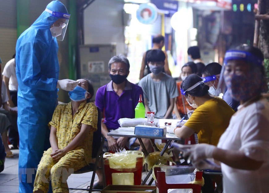 Hà Nội xuyên đêm lấy mẫu xét nghiệm COVID-19 cho người dân - Ảnh 13. Hà Nội xuyên đêm lấy mẫu xét nghiệm COVID-19 cho người dân - Ảnh 13.
