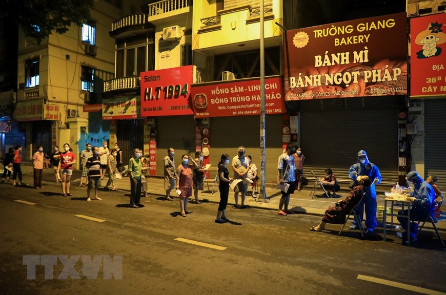 Hà Nội xuyên đêm lấy mẫu xét nghiệm COVID-19 cho người dân - Ảnh 14. Hà Nội xuyên đêm lấy mẫu xét nghiệm COVID-19 cho người dân - Ảnh 14.