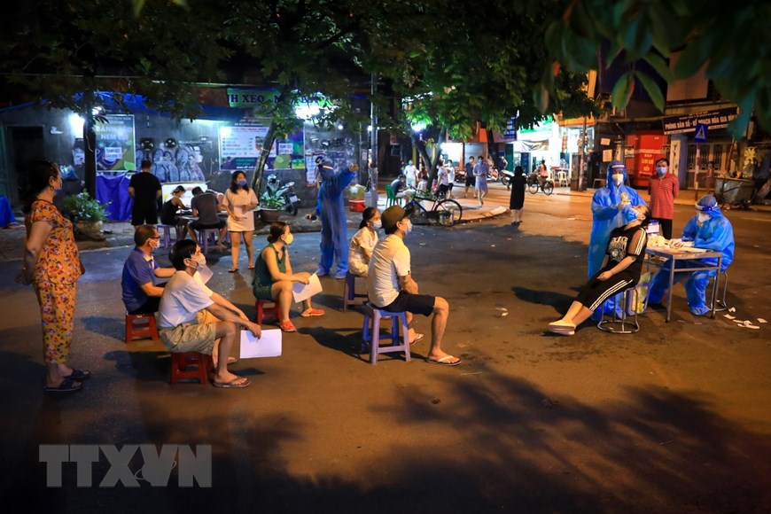 Hà Nội xuyên đêm lấy mẫu xét nghiệm COVID-19 cho người dân - Ảnh 16. Hà Nội xuyên đêm lấy mẫu xét nghiệm COVID-19 cho người dân - Ảnh 16.
