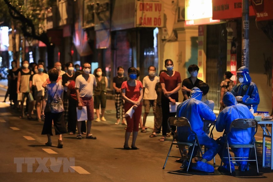 Hà Nội xuyên đêm lấy mẫu xét nghiệm COVID-19 cho người dân - Ảnh 18. Hà Nội xuyên đêm lấy mẫu xét nghiệm COVID-19 cho người dân - Ảnh 18.