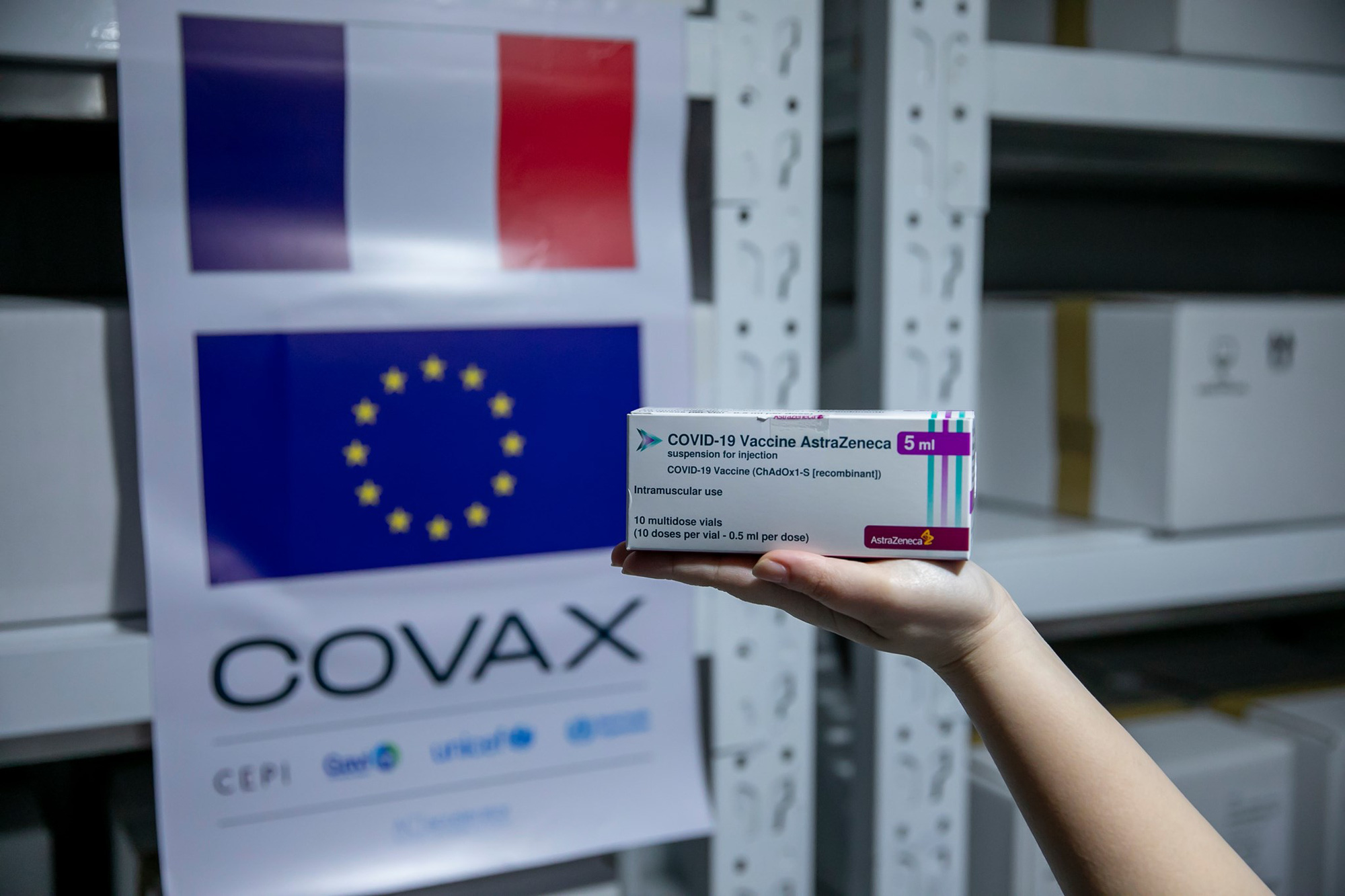 Hà Nội được cấp thêm gần 600.000 liều vaccine COVID-19 - Ảnh 1. Hà Nội được cấp thêm gần 600.000 liều vaccine COVID-19 - Ảnh 1.