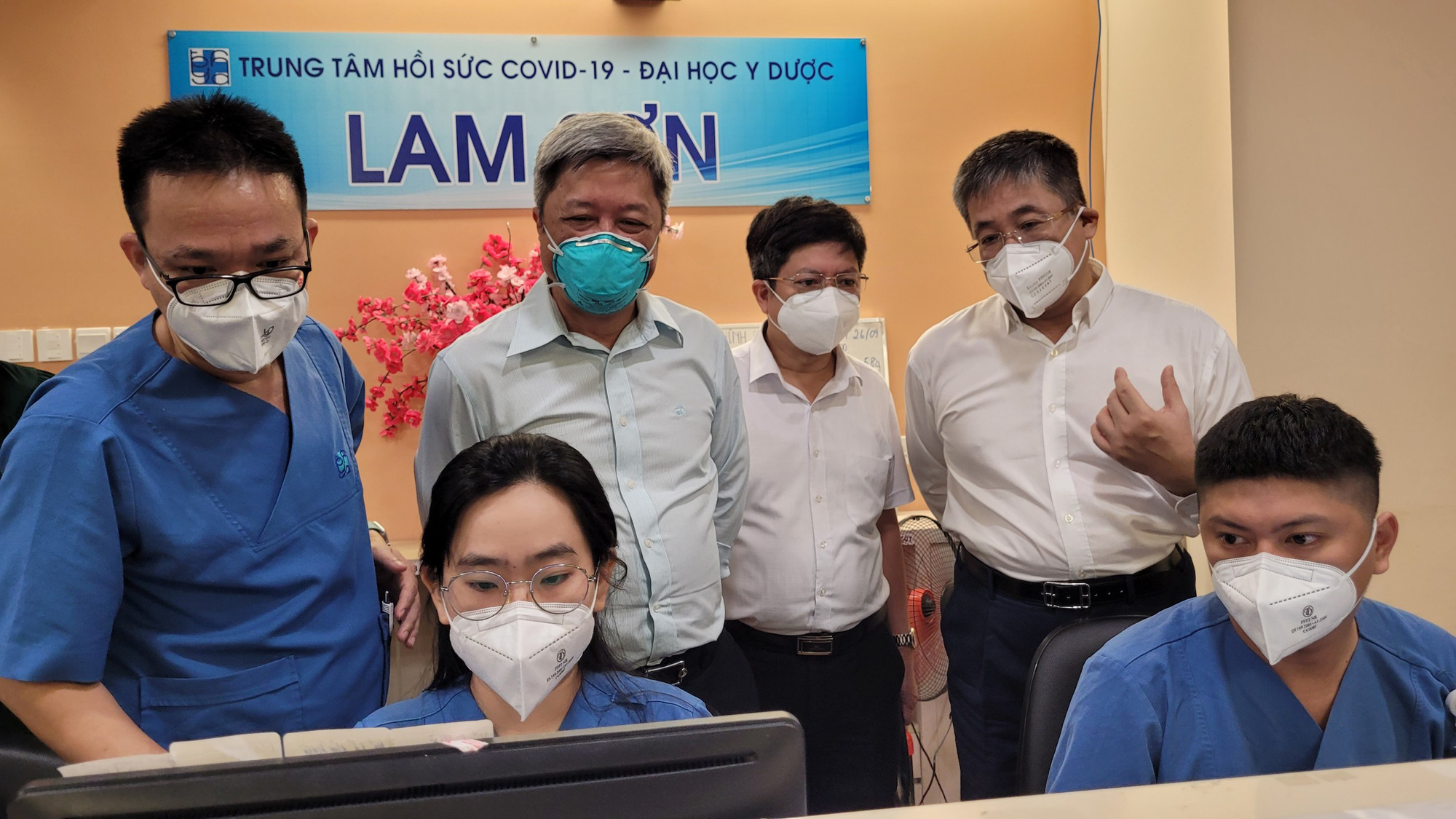 Thứ trưởng Bộ Y tế Nguyễn Trường Sơn: Ngành y vẫn sẽ nặng gánh sau khi TP Hồ Chí Minh hết giãn cách - Ảnh 2. Thứ trưởng Bộ Y tế Nguyễn Trường Sơn: Ngành y vẫn sẽ nặng gánh sau khi TP Hồ Chí Minh hết giãn cách - Ảnh 2.