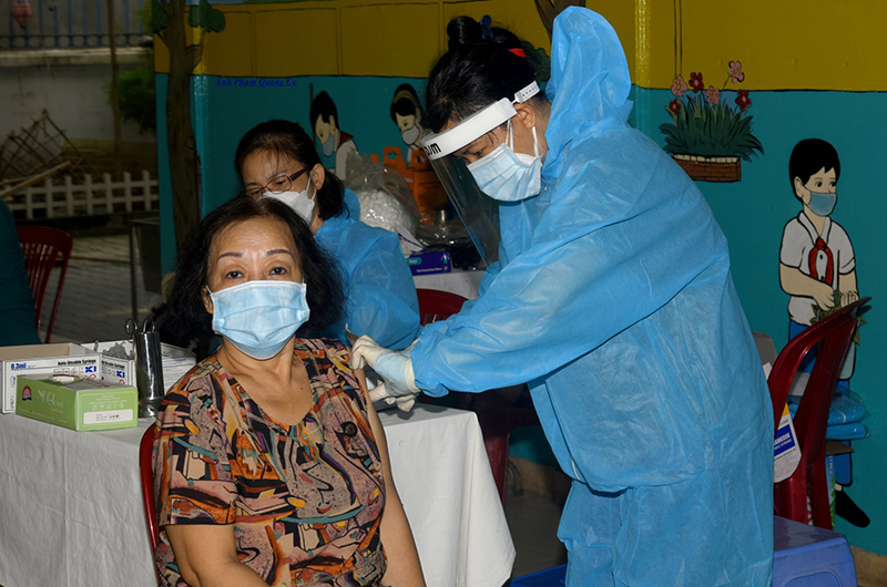 Quận Phú Nhuận hoàn thành việc tiêm vaccine mũi 3 cho người dân - Ảnh 1.