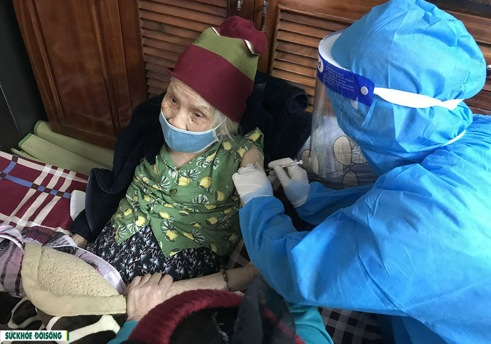 Người cao tuổi phấn khởi đi tiêm vaccine phòng COVID-19 mũi 3 trước dịp tết Nguyên Đán - Ảnh 12. Người cao tuổi phấn khởi đi tiêm vaccine phòng COVID-19 mũi 3 trước dịp tết Nguyên Đán - Ảnh 12.