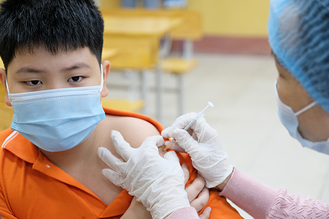 Phó Thủ tướng yêu cầu đẩy nhanh tiến độ tiêm vaccine COVID-19 cho trẻ từ 5 – 12 tuổi - Ảnh 1.