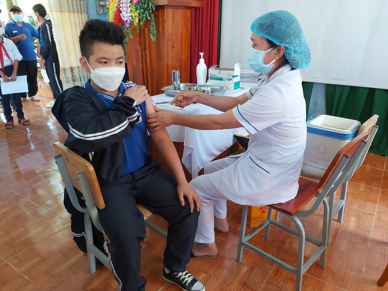 Khẩn trương tiêm mũi 2 vaccine phòng COVID-19 cho trẻ 12 đến dưới 18 tuổi ở Lâm Đồng - Ảnh 2.