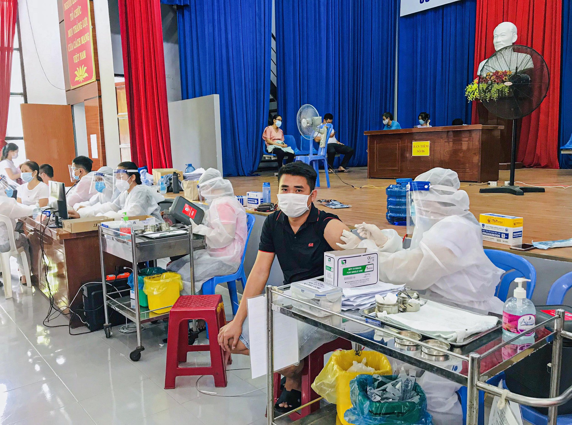 Ninh Thuận: Người dân cần tiêm đủ liều vaccine phòng COVID-19 - Ảnh 2.