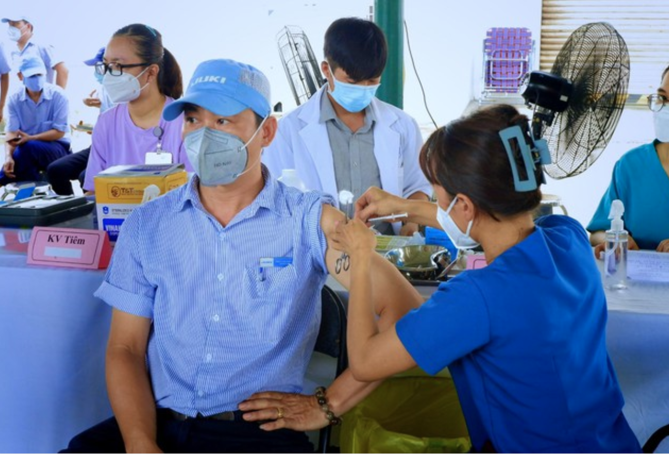 TP.HCM có 59 điểm tiêm vaccine COVID-19 xuyên lễ 30/4 và 1/5 - Ảnh 1. TP.HCM có 59 điểm tiêm vaccine COVID-19 xuyên lễ 30/4 và 1/5 - Ảnh 1.