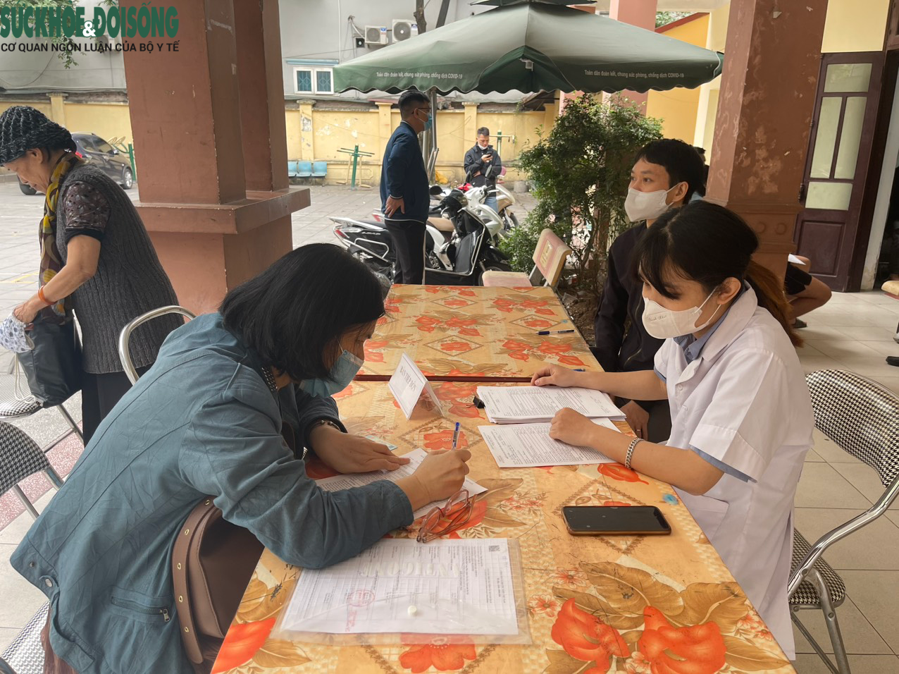 Ca mắc COVID-19 tiếp tục tăng, người Hà Nội chủ động đi tiêm vaccine - Ảnh 1. Ca mắc COVID-19 tiếp tục tăng, người Hà Nội chủ động đi tiêm vaccine - Ảnh 1.