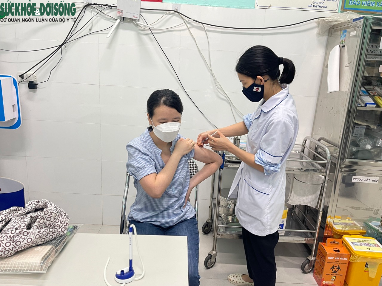Ca mắc COVID-19 tiếp tục tăng, người Hà Nội chủ động đi tiêm vaccine - Ảnh 8.