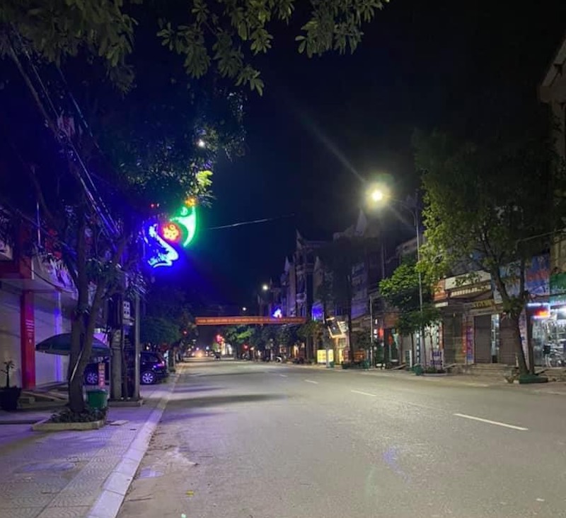 Thuận Thành, Bắc Ninh giãn cách đường phố đêm để tạo ra không gian yên tĩnh và lãng mạn. Hãy xem hình ảnh để cảm nhận được vẻ đẹp ẩn sau những con phố tĩnh lặng, với những ngôi nhà đang toả sáng trong ánh đèn đêm.