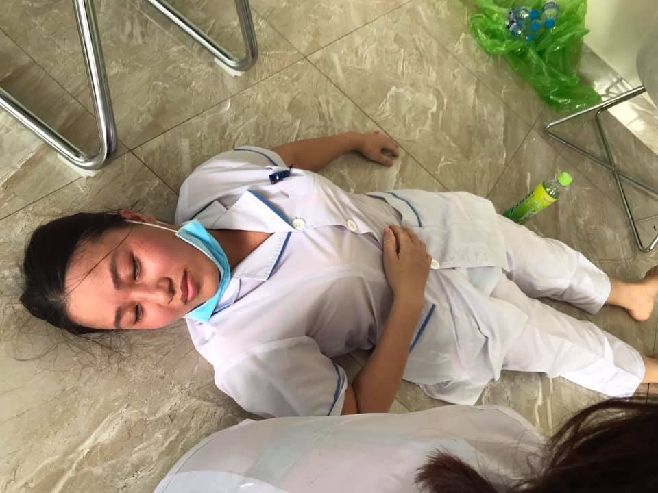 Hãy xem hình ảnh được chụp tại tâm dịch Bắc Ninh để cảm nhận sự khát khao cứu chữa của các y bác sỹ và tình nguyện viên. Họ đang cố gắng hết sức để đảm bảo sức khỏe cho cộng đồng.